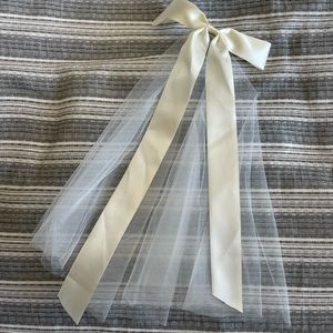 Veil hair clip with bow